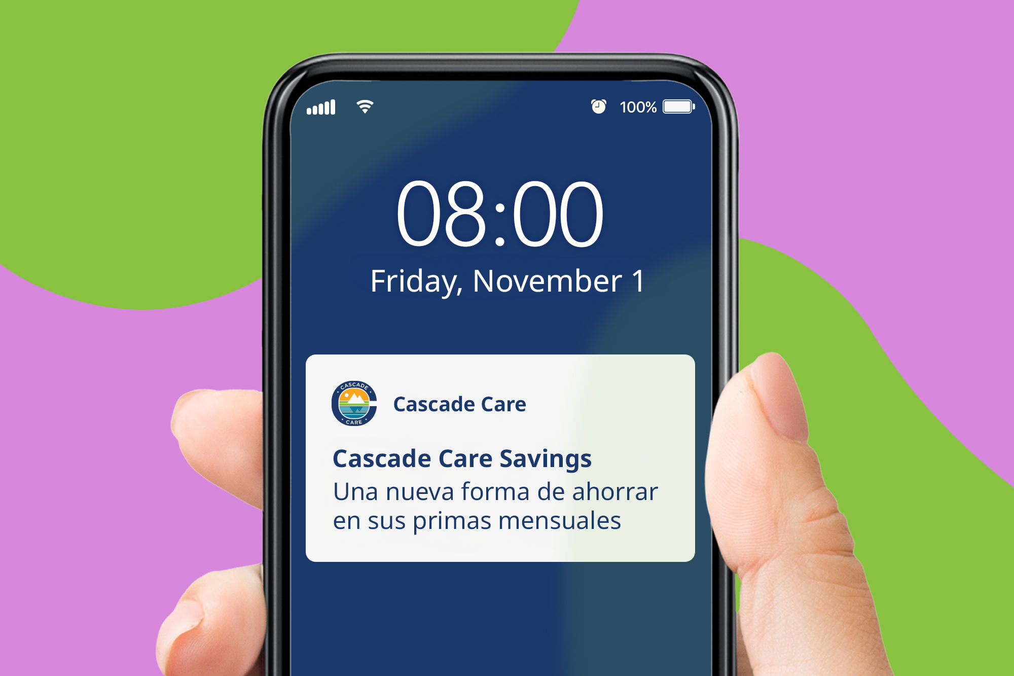 Una mano con una notificación telefónica que dice "Cascade Care Savings. Una nueva forma de ahorrar en sus primas mensuales".