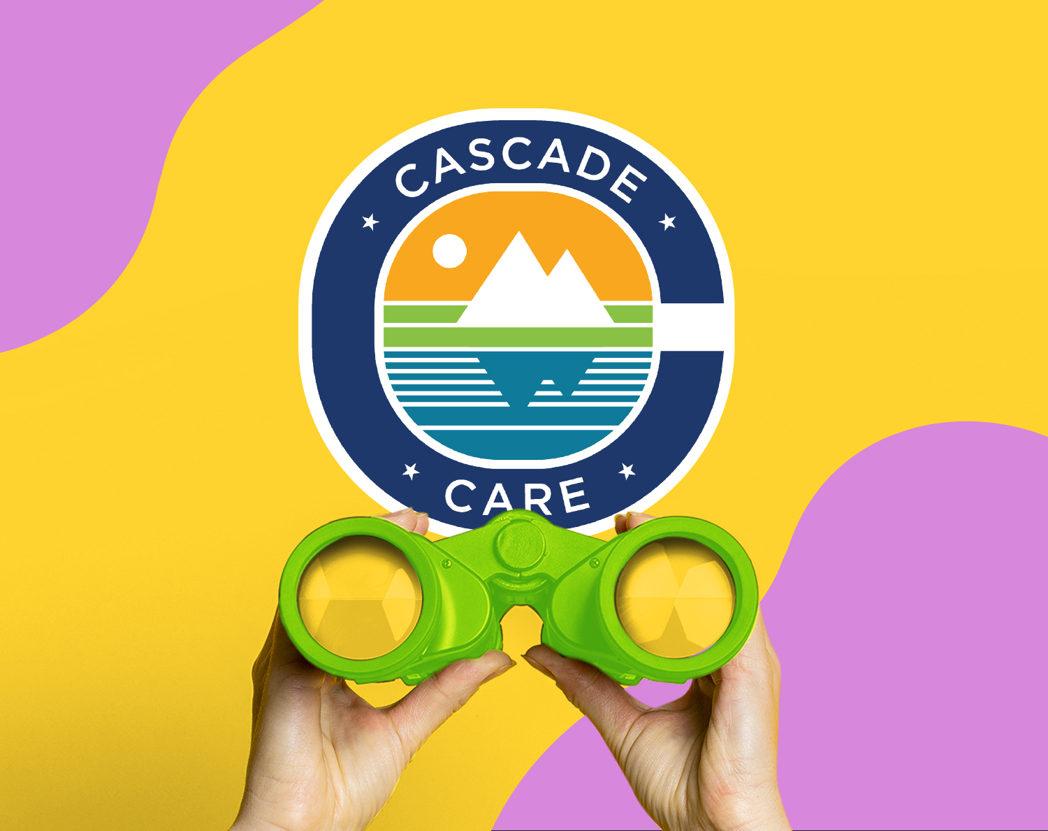 Manos sosteniendo una caja de artículos de trabajo sobre un fondo rosa y amarillo. El logotipo de Cascade Care está en la esquina inferior derecha.