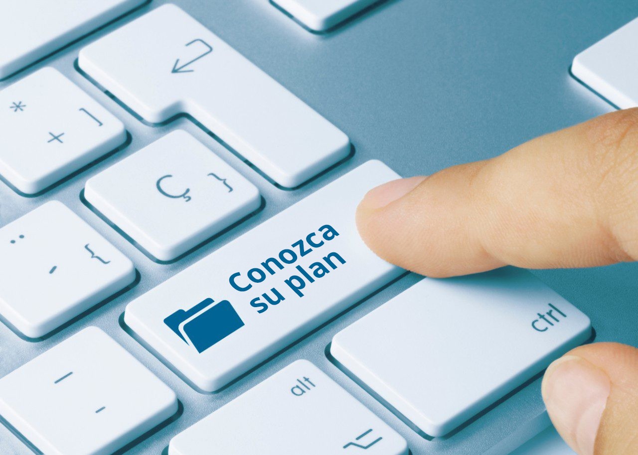 Teclado con un dedo que oprime una tecla marcada "Conozca su plan", con un ícono de archivo sobre ella.